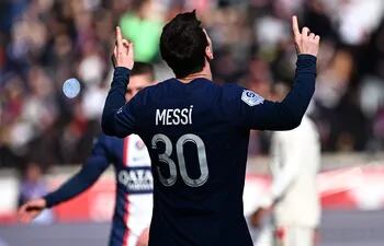 Lionel Messi celebra el tanto que convirtió para la victoria del París Saint Germain sobre el Lille en el Parque de los Príncipes por la fecha 24 de la Ligue 1 de Francia.