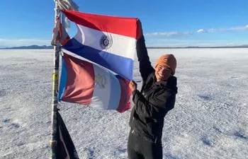 Nico Olmedo (23) sosteniendo la bandera paraguaya en el Salar de Uyuni,. Es norteamericano, hijo de papá paraguayo y siempre tuvo el sueño de conocer nuestro país en bici.
