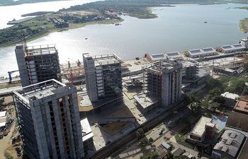 Con un avance en torno al 65% sigue la construcción de las torres de oficinas de Gobierno en el predio del puerto de Asunción. Tiene un encarecimiento de G. 95.750 millones.