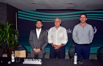 Juan Manuel Gustale, director de ueno bank, Eduardo Gross Brown, pdte. de AGC, y Diego Aguayo, vicepresidente de AGC.