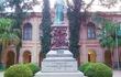 monumento-en-honor-a-fray-trejo-y-sanabria-en-el-patio-de-honor-de-la-universidad-nacional-de-cordoba-en-la-manzana-jesuitica--214613000000-607123.jpg