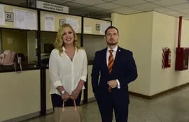 Mercedes Menchi Barriocanal y su abogado Harry Biedermann tras la suspensión de la audiencia de conciliación con Juan Vera por querella