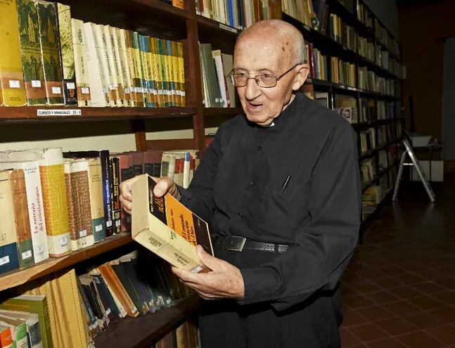 El padre Olegario hasta ahora es amante de la lectura.