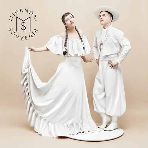 Juliana Gattas y Ale Sergi emulan a dos gauchos de porcelana en la portada de “Souvenir”, el octavo disco de Miranda!
