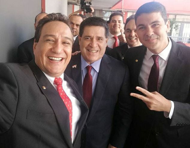 Hugo Javier González (izq.) junto a su protector, el expresidente Horacio Cartes y Santiago Peña.