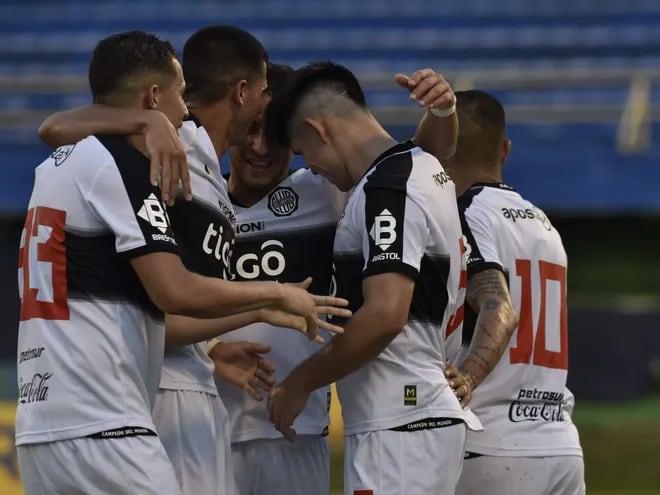 Los jugadores de Olimpia festejan uno de los goles contra Guaireña por la Copa Paraguay.