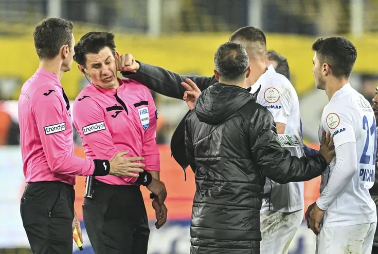 El árbitro Halil Umut Meler recibe un puñetazo por parte del presidente de un club.