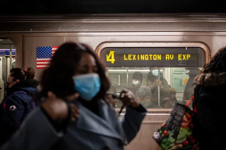 Pasajeros con mascarillas se aprestan a subir al metro de Nueva York.