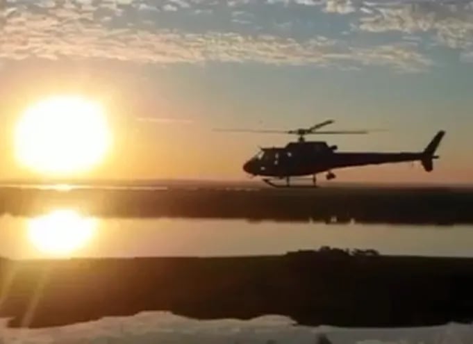 Un helicóptero del Ejército brasileño sobrevuela el río Paraná, en la frontera paraguaya, en busca de los narcotraficantes.