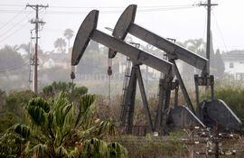 Un extractor de petróleo en Los Ángeles, California. (AFP)