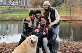 Tynka y Nelson Haedo Valdez junto a sus hijos Samuel, Noemí y Leonie, y el mimado de la casa, Indio. Hoy, la familia despide a su adorada mascota.