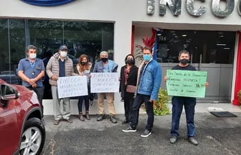Un grupo de ahorristas estafados se manifestaron frente a la sede del INCOOP. Gentileza