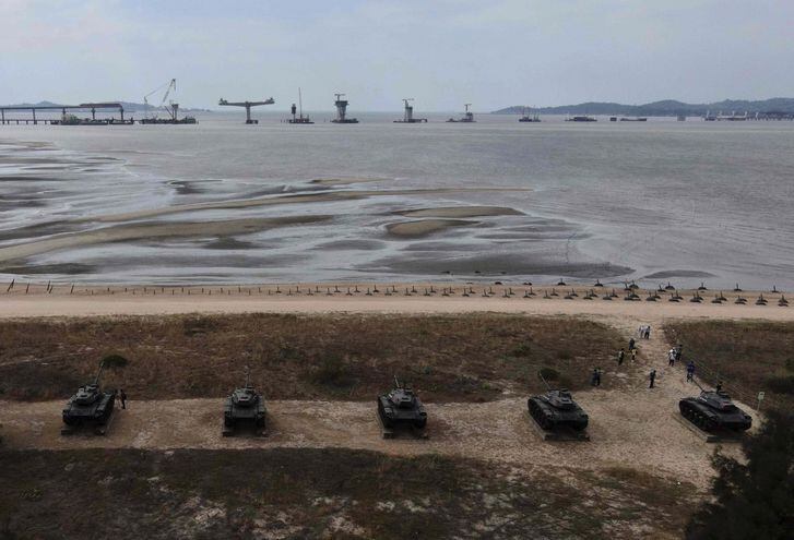 Picos antiaterrizaje y tanques retirados colocados en la costa de las islas Kinmen de Taiwán recuerdan la tensa situación que marca la historia de esta isla en su relacionamiento con China continental, sometida a un régimen totalitario comunista.