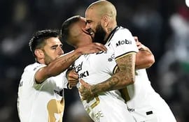 Jose Galindo (C) of Pumas celebrates with Dani Alves (R) after scoring against Mazatlan during their Mexican Apertura 2022 tournament football match at the University Olympic stadium in Mexico City on July 27, 2022. (Photo by CLAUDIO CRUZ / AFP)