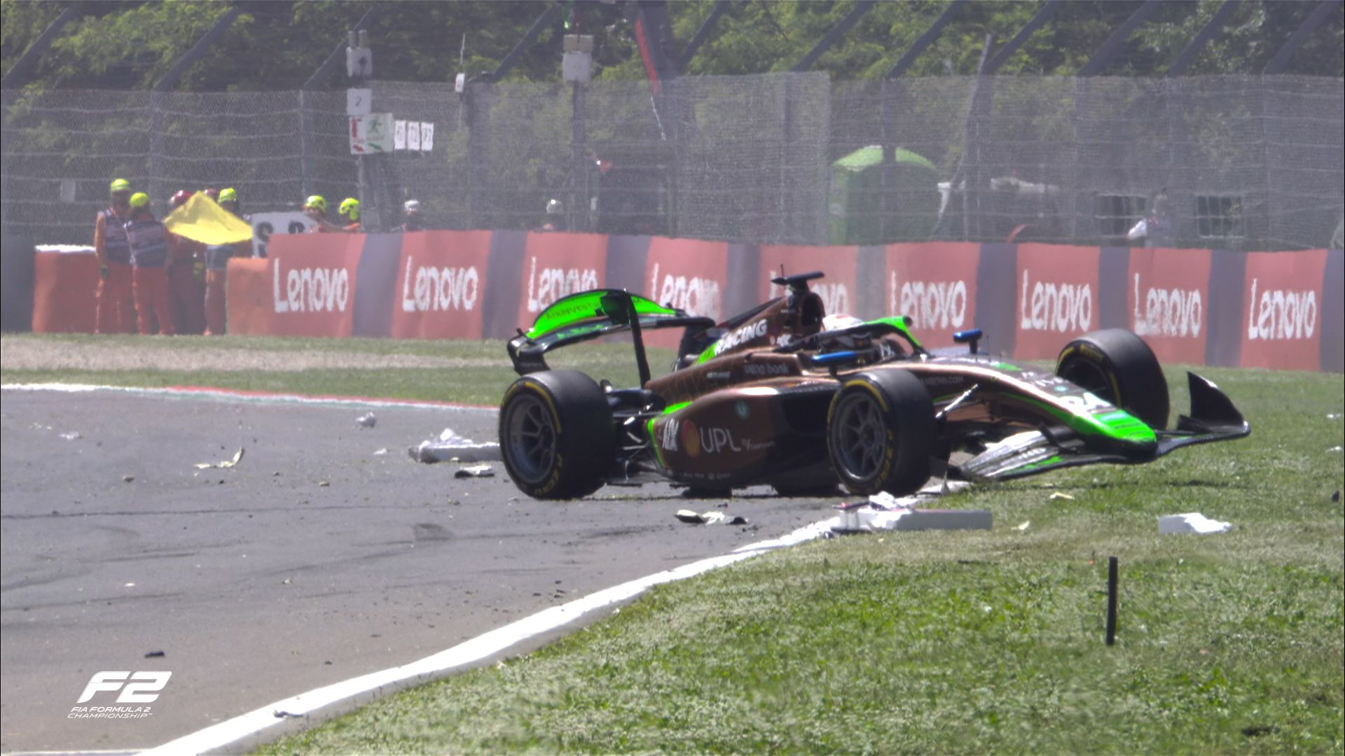 Así quedó el PHM AIX Racing del paraguayo Joshua Duerksen en el accidente en el inicio de la carrera sprint de la Fórmula 2 en Imola, Italia.