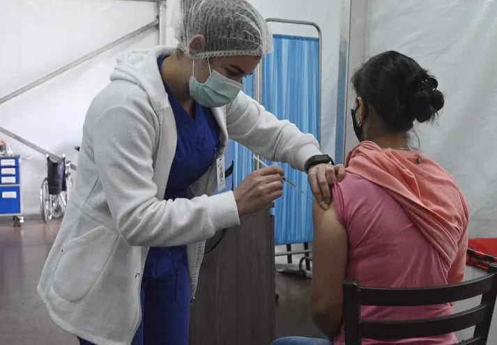 A la fecha, Paraguay recién inmunizó con su primera dosis a poco más de 3.000.000 de personas.