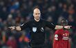 El árbitro Anthony Taylor hace el gesto del VAR.