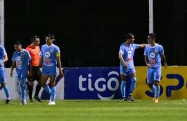 Festejo de los jugadores de Resistencia tras el gol de Ronaldo Martínez