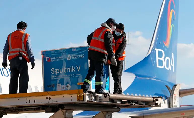 Trabajadores descargan un contenedor con dosis de la vacuna rusa Sputnik V ayer, jueves 28 de enero, en el Aeropuerto Internacional de El Alto (Bolivia).