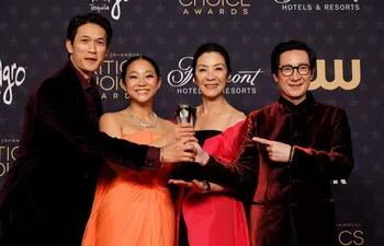Harry Shum Jr., Stephanie Hsu, Michelle Yeoh y Ke Huy Quan, que ganaron el premio Annual Critics Choice Awards  por  "Everything Everywhere All at Once,
