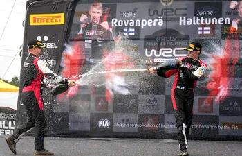 Merecida celebración para Kalle Rovanperä (d) y su copiloto Jonne Halttunen ganaron en Nueva Zelanda y son los campeones.