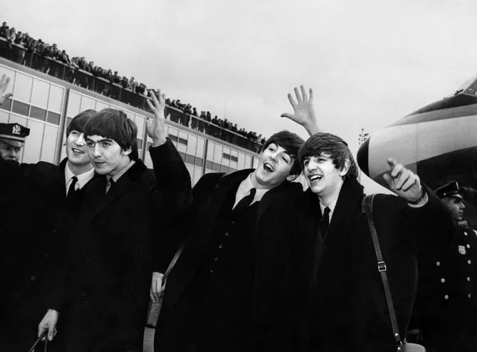 John Lennon, Ringo Starr, Paul McCartney y George Harrison en una foto de 1964, a su llegada al aeropuerto John F Kennedy de Nueva York.