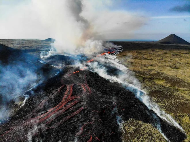 Imagen referencial de un volcán en erupción.