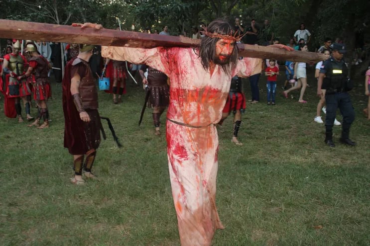 Vía Crucis Viviente con la participación de más de 5.000 personas en Caacupé