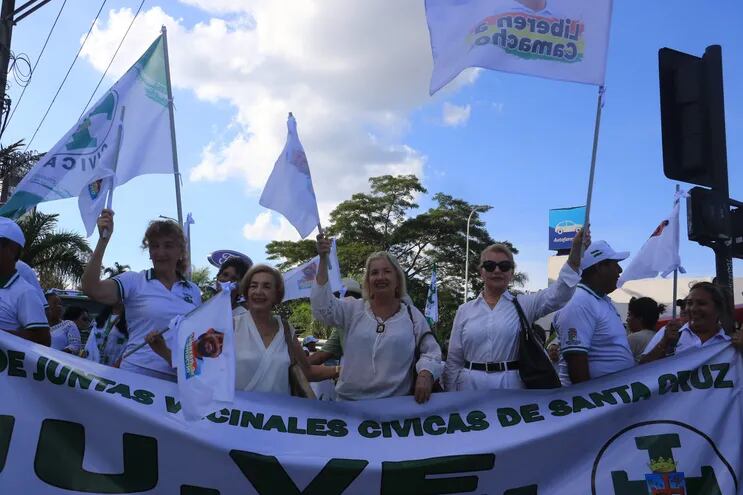Seguidores del gobernador opositor, Fernando Camacho, participan de una caravana en protesta por el año de detención preventiva del político, en Santa Cruz (Bolivia).