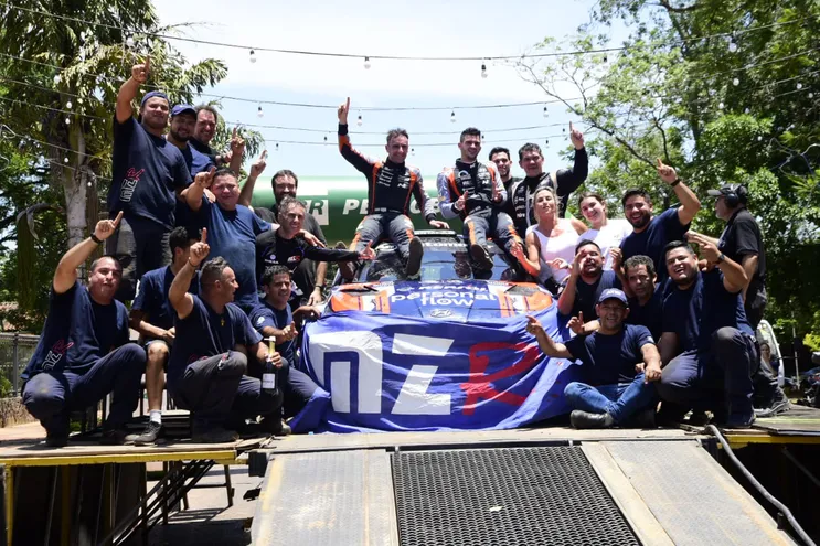 El piloto paraguayo Fabrizio Zaldívar, a bordo del Hyundai i20 N Rally 2, celebra la conquista del título de campeón del Campeonato Nacional de Rally.