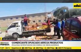 Loma Plata: Comerciante ofuscado arroja sus productos