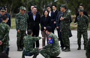 La presidenta de Taiwán, Tsai Ing-wen, visitó este martes una base militar de la ciudad de Hsinchu (noroeste) para supervisar el entrenamiento de un grupo de jóvenes reclutas, en víspera de la celebración del Año Nuevo Lunar.