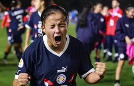 Las jugadoras de la selección paraguaya femenina Sub 17 celebran el triunfo y clasificación al Cuadrangular Final del Sudamericano Sub 17 en el CARFEM de Ypané, Paraguay.