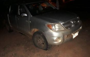 Los malvivientes abandonaron esta camioneta luego del ataque.