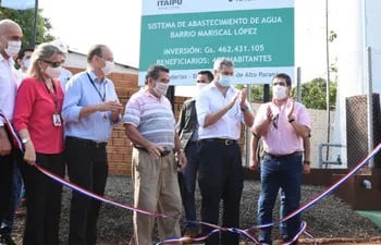 El presidente Mario Abdo Benítez (2º de la der.)  inauguró ayer varias obras de Gobierno  en distritos del departamento de Alto Paraná, como el sistema de agua potable en Hernandarias. La obra fue financiada con los polémicos  fondos socioambientales de Itaipú Binacional.