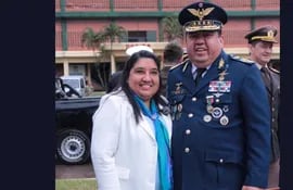 Marta Graciela Cabrera y su marido, el general Arturo González Ocampo, el 27 de julio, cuando fue condecorado con la medalla de honor al mérito del Ejército. Hoy cayó detenido en el marco del operativo Dakovo, contra el tráfico de armas.