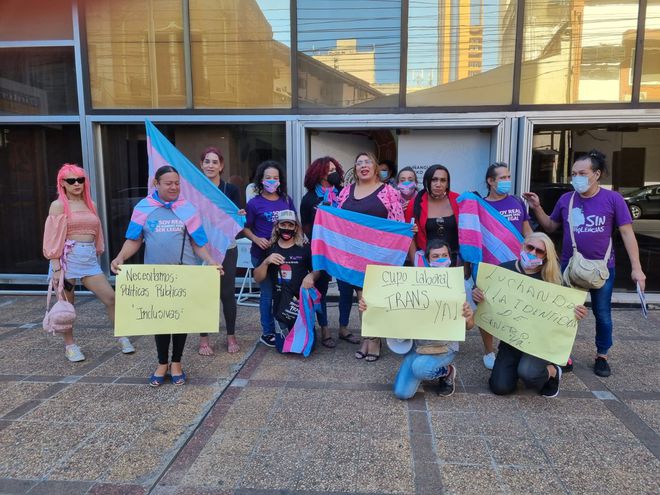 Activistas sociales se manifestaron frente al Ministerio de la Mujer para exigir el reconocimiento de las personas trans.