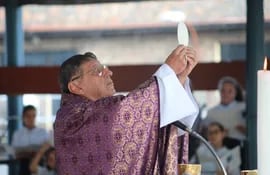 El obispo de la diócesis de Caacupé, monseñor Ricardo Valenzuela presidió la misa en el Santuario Nuestra Señora de los Milagros de Caacupé.