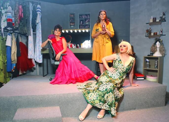 Lourdes García, Tana Schémbori y Rossana Bellassai se lucen en esta puesta.