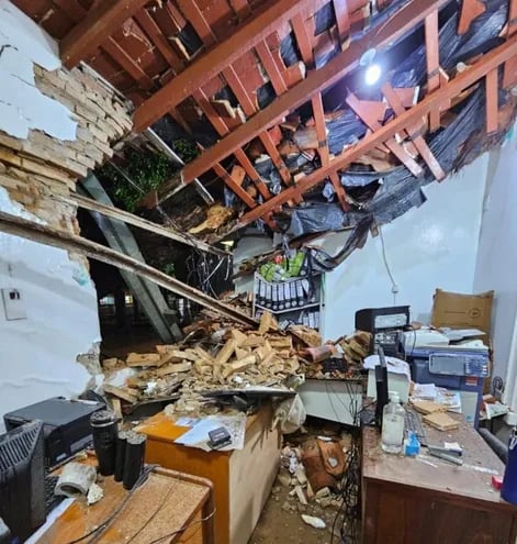 El fuerte temporal que afectó varias zonas del país derribó un árbol que cayó sobre una parte del Hospital Distrital de San Juan Nepomuceno.