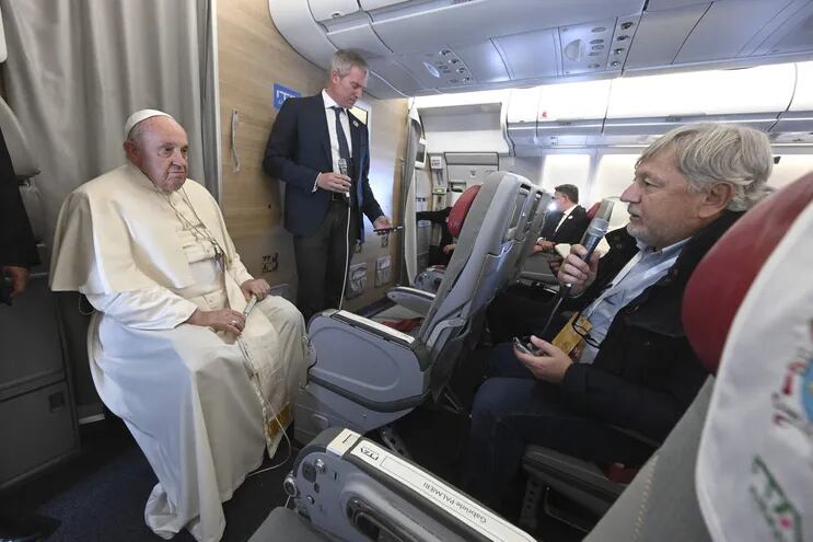 El papa Francisco durante una reunión con periodistas a bordo del avión papal y de regreso de su gira por Mongolia.  (EFE)