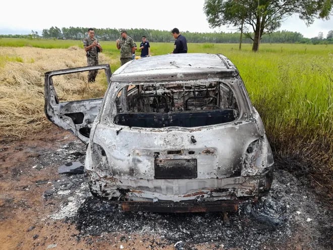 Automóvil Toyota Ist, supuestamente usado en ataque de sicarios. El hallazgo ocurrió a unos cinco kilómetros del centro de Pedro Juan Caballero.