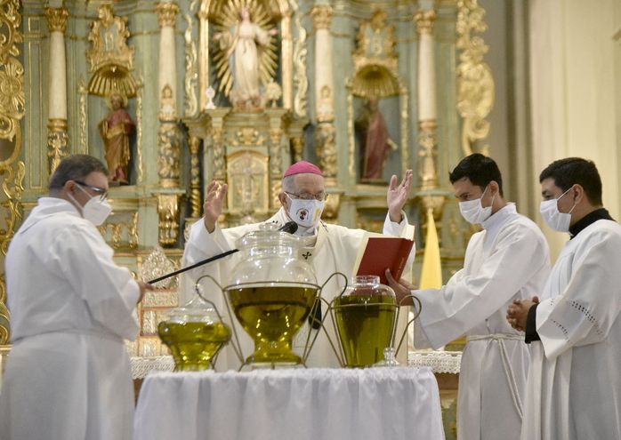 El arzobispo de Asunción, monseñor Edmundo Valenzuela, bendice los óleos que serán utilizados en la consagración de los creyentes y en la unción de los enfermos.