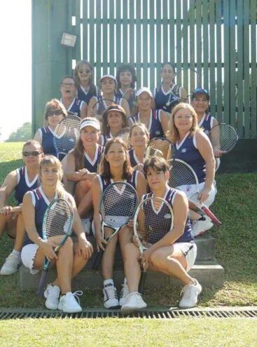Algunas de las chicas del Club de Veteranas de Tenis.