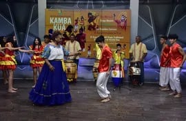 Parte del Gran Elenco del Grupo Tradicional San Baltasar de Kamba Kua, en los estudios de ABC TV este viernes 30 de diciembre, casi una semana antes del festival anual.