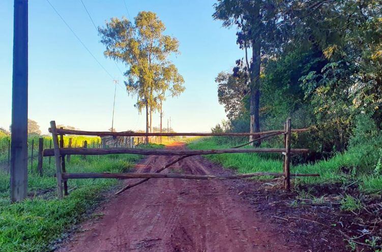 Los indígenas habían colocados tranqueras en los accesos de caminos vecinales, dejando así aislados a los pobladores de la colonia Tapé Yke  en el distrito de Itakyry, norte del Alto Paraná.
