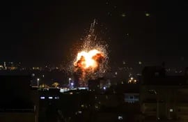 El sistema defensa israelí destruye una de las bombas lanzadas desde el enclave palestino de Gaza, liderado por extremistas del grupo Hamas. (AFP)