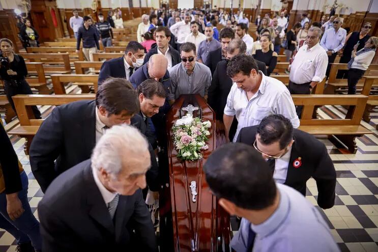 Excompañeros de colegio y familiares de Marcelo Pecci le rinden un homenaje en la Parroquia San José, en Asunción (Paraguay).
