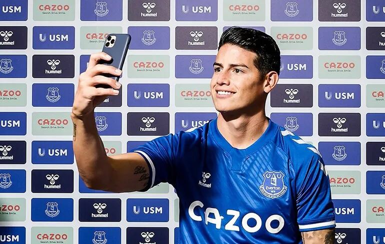 El futbolista colombiano James Rodríguez en una selfie con la remera de su nuevo equipo, el Everton de la Premier League, equipo con el cual estará ligado por dos temporadas, inicialmente, tras su paso por el Real Madrid español en los últimos años de su carrera.