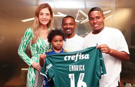 Endrick (d) junto a su familia y la presidenta del Palmeiras, Leila Pereira.